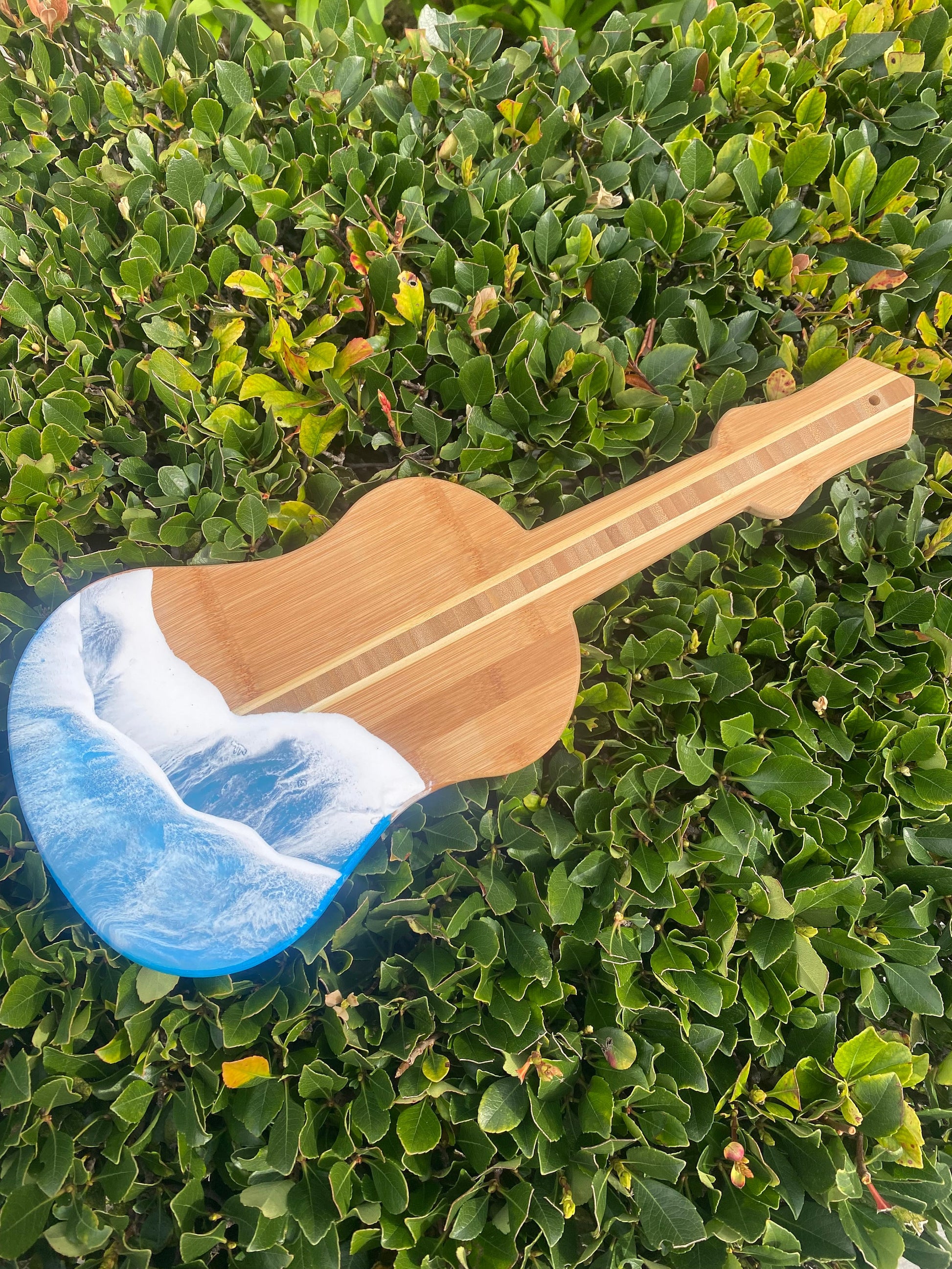Guitar Shaped Ocean Resin Bamboo Serving and Cutting Board β a harmonious blend of musical inspiration and culinary functionality.