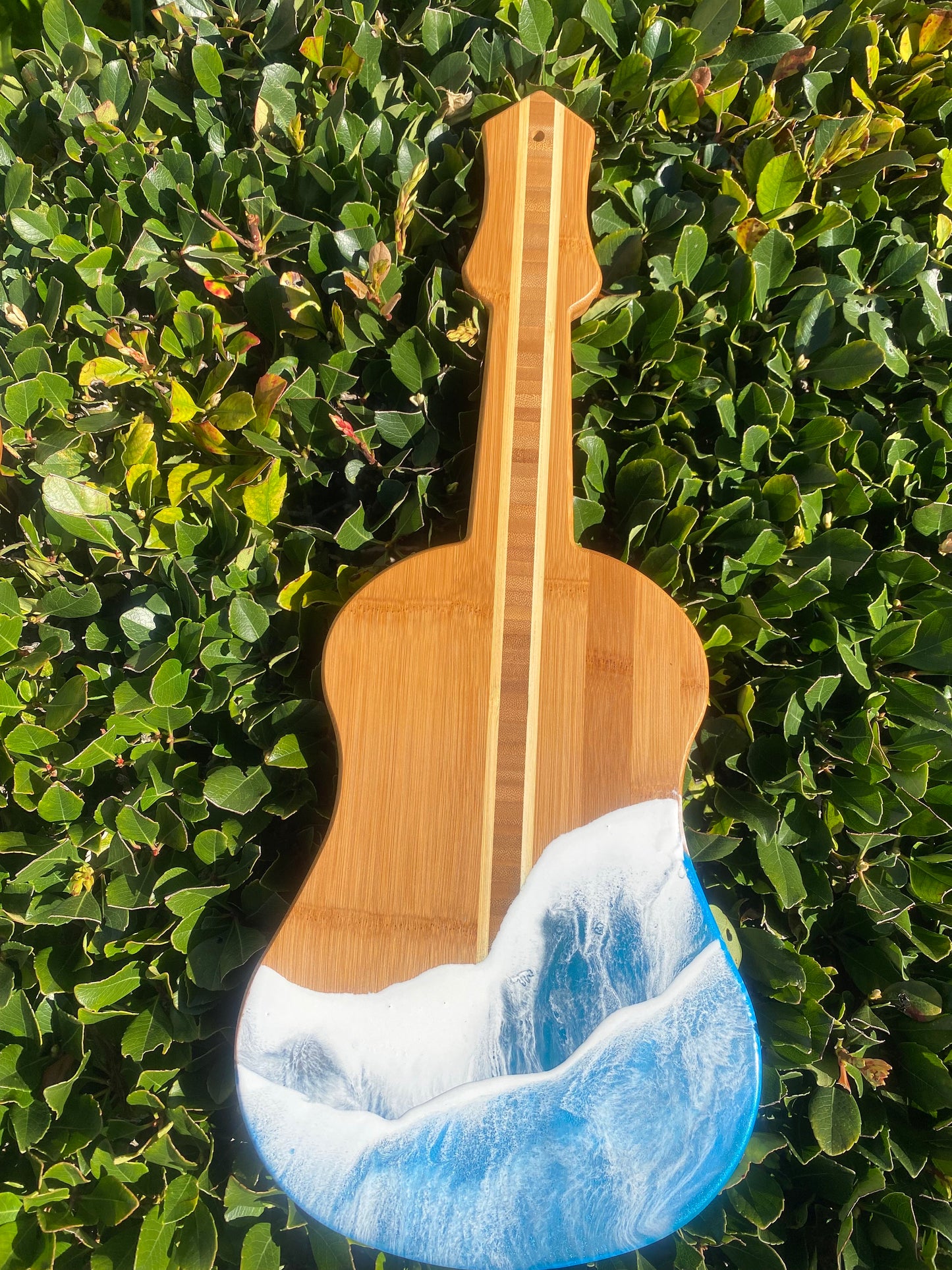 Guitar Shaped Ocean Resin Bamboo Serving and Cutting Board β a harmonious blend of musical inspiration and culinary functionality.