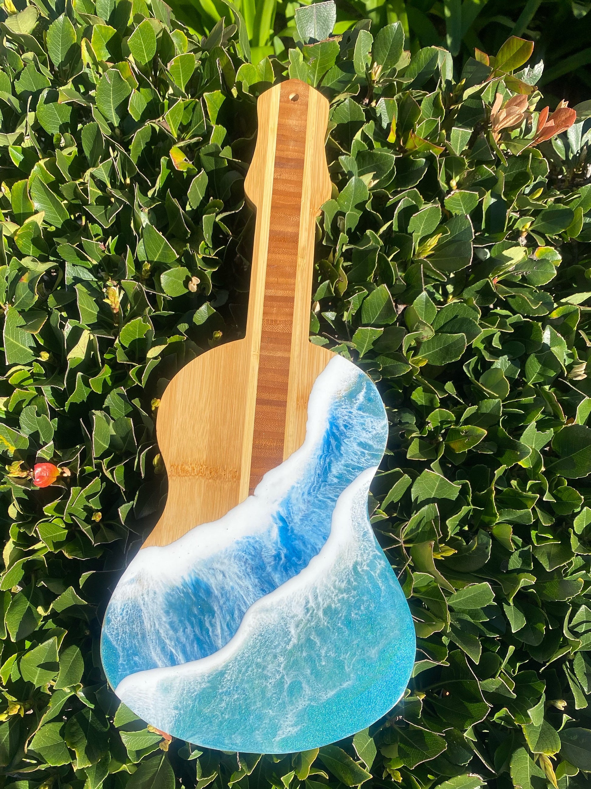Guitar Shaped Ocean Resin Bamboo Serving and Cutting Board β a harmonious blend of musical inspiration and culinary functionality.