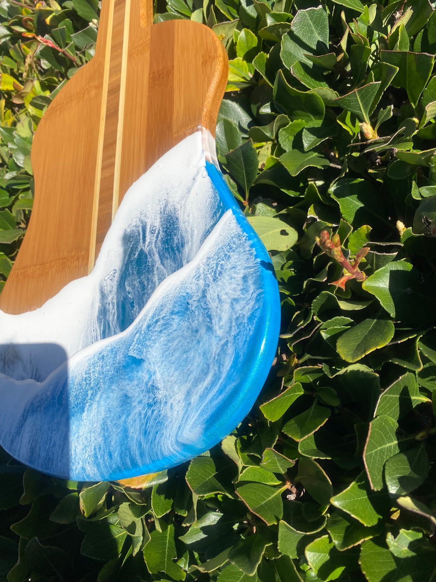 Guitar Shaped Ocean Resin Bamboo Serving and Cutting Board – a harmonious blend of musical inspiration and culinary functionality.